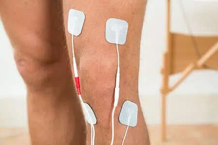 Tens-Behandlung am Knie